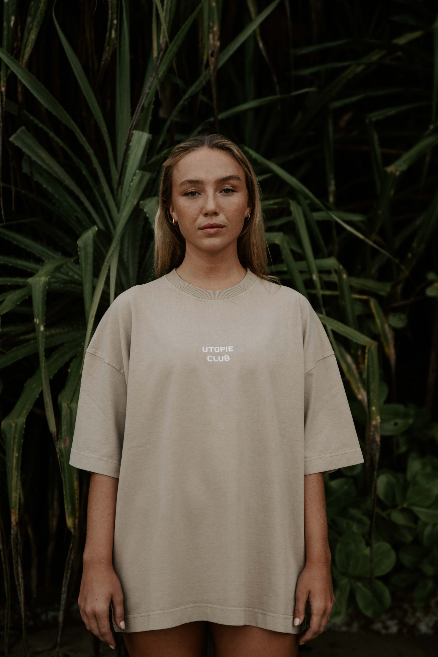 beige tee oversize utopie club