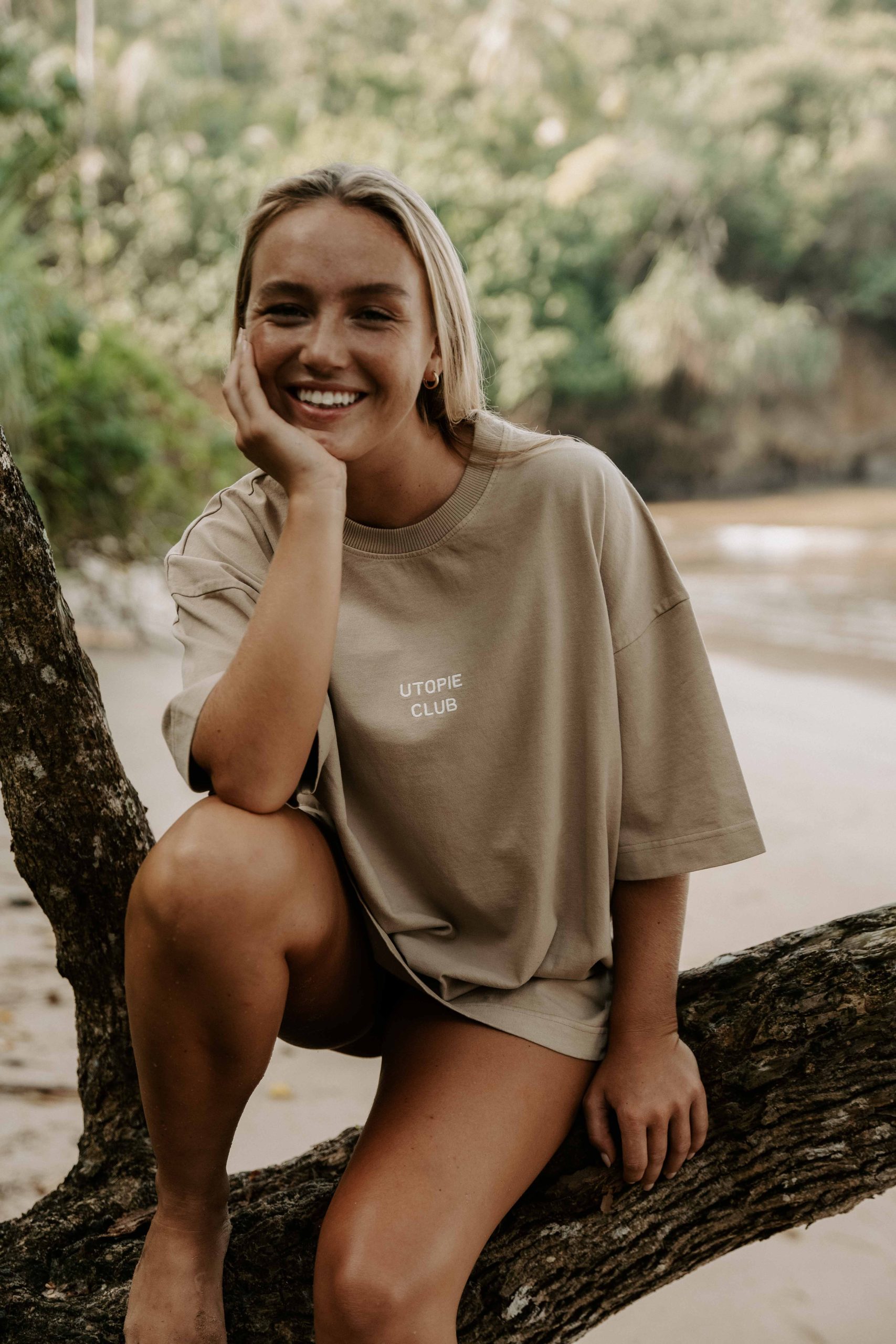 beige tee oversize utopie club
