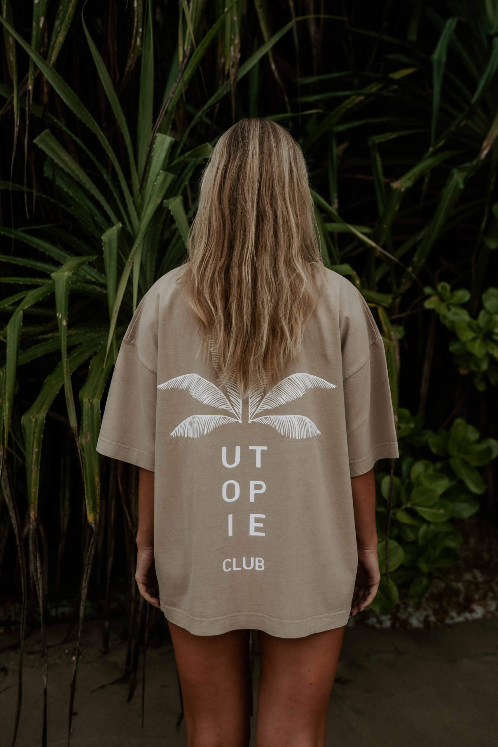 beige tee oversize utopie club