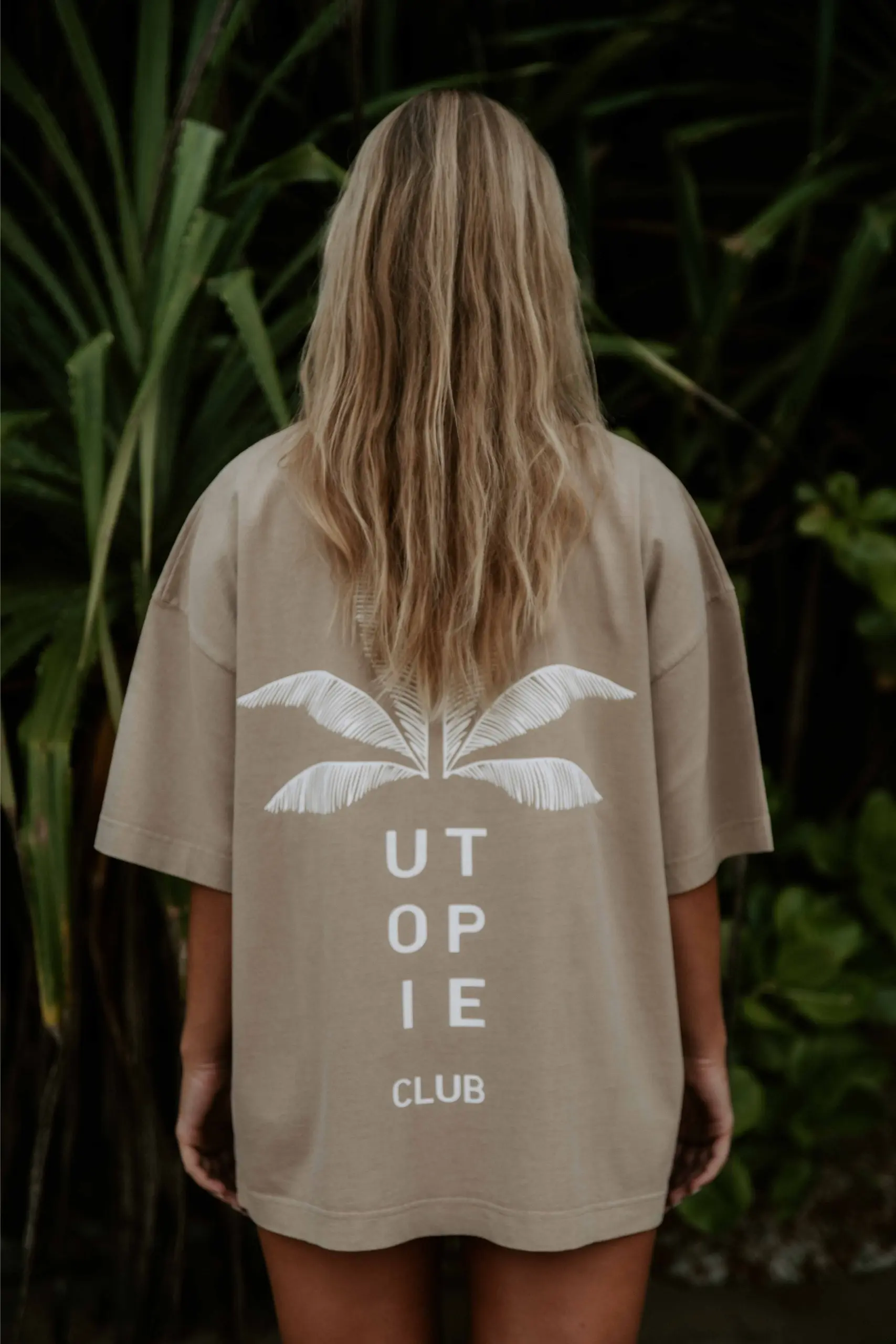 beige oversize tee utopie club